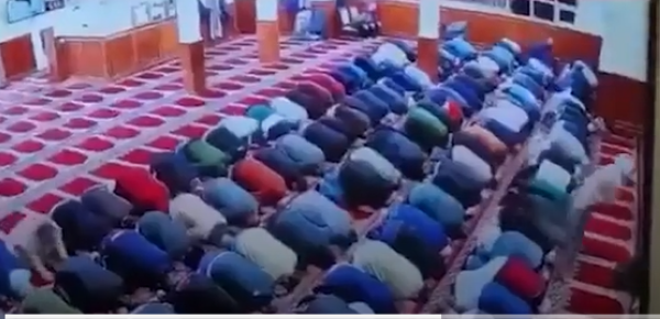 بالفيديو.. طعن رجل مسن عدة طعنات أثناء الصلاة في المسجد أودت بحياته